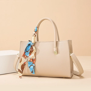 Sac cabas chic en cuir beige avec foulard en soie décoratif et bandoulière réglable