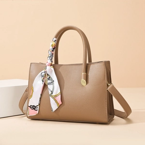 Sac cabas en cuir grainé marron avec foulard décoratif et bandoulière réglable de profil