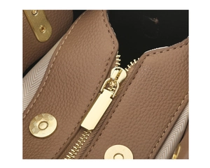 Détail de cuir grainé tan avec fermeture dorée et doublure motif chevrons