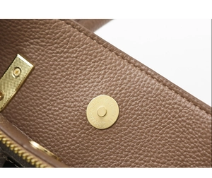 Vue macro du fermoir magnétique doré sur l'intérieur du sac en cuir litchi