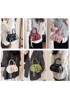 Détails du sac bandoulière vintage en cuir ciré disponible en plusieurs coloris et portés