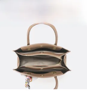 Vue de dessus de l'intérieur du sac cabas en cuir marron avec compartiments et foulard