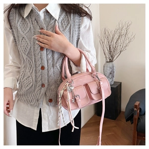 Mini sac bandoulière rose en cuir verni avec boucles argentées et breloque corde tressée