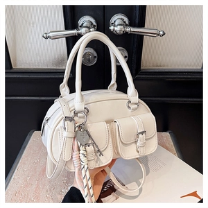 Détail du sac Boston en cuir PU blanc avec serrure cœur et deux poches avant à boucle