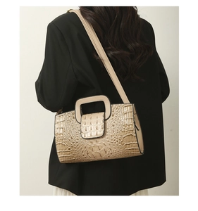 Detailansicht beige Handtasche mit Krokodilprägung und quadratischem Griff an Model