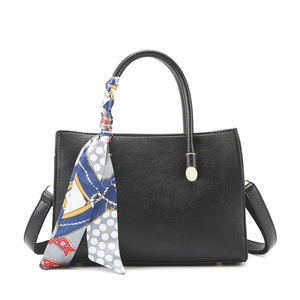 Sac à main noir texture litchi avec foulard décoratif et bandoulière, style minimaliste
