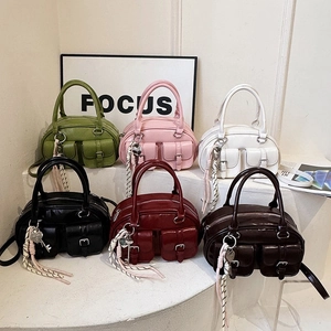 Sac À Main Boston Pour Femmes En Cuir PU Brillant Bandoulière Avec Poches Avant Pendentif Coeur Corde Tressée Rétro Chic