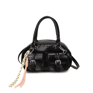 Sac à main en cuir noir brillant avec poches cargo et pendentif cœur élégant