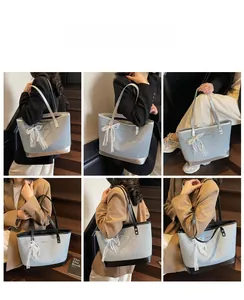 Détail du sac cabas en toile avec nœud en dentelle blanche, perle et anses en cuir