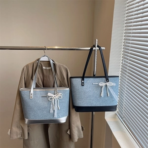 Sac Fourre-tout En Denim PU Patchwork Grande Capacité Avec Pendentif Nœud En Dentelle Et Künstliche Perles Sac À Main Épaule Mode Pour Femmes