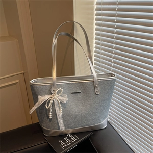 Sac cabas en denim bleu et cuir argenté avec pendentif nœud en perles et dentelle