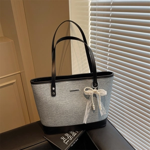 Grand sac cabas décontracté en denim bleu avec patchwork en cuir noir et breloque perle
