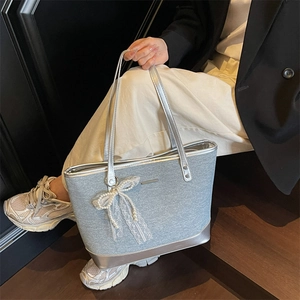 Sac cabas gris argenté contrasté avec breloque nœud en dentelle et perles