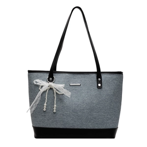 Grand sac à main en denim gris avec bordure en cuir noir et pendentifs perles élégants