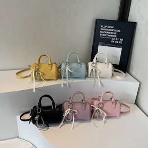 Mini Sac Boston Pour Femmes Cuir PU Grainé Barillet Sac À Bandoulière Main Nœud Ruban Pendentif Cœur Mode Tendance