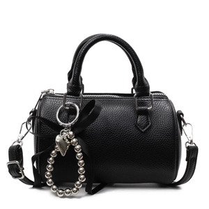 Sac polochon noir en cuir grainé avec breloque cœur argentée et nœud élégant