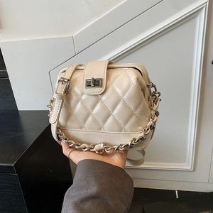 Elegant quilted chain crossbody bag in cream leather with silver rotating lock
