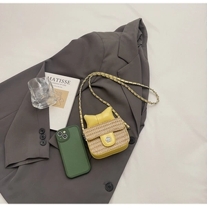Détail du sac bandoulière tissé jaune avec fermoir fleur argenté et chaîne