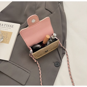 Gros plan du rabat en cuir rose et de l'intérieur tressé d'un mini sac bandoulière