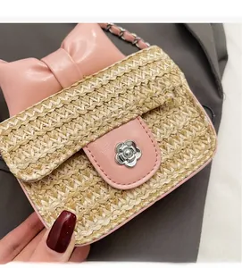 Détail du mini sac en paille avec nœud rose et fermoir métallique floral argenté