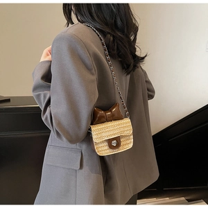 Vue détaillée du mini sac bandoulière en paille orné d'un grand nœud en cuir marron élégant