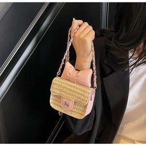 Détail du mini sac en paille avec nœud rose et fermoir floral en camélia