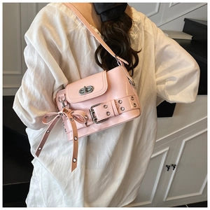 Sac bandoulière en cuir PU rose avec boucle argentée et breloque nœud assortie sur le côté