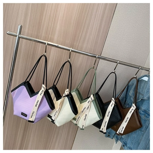 Sacs cabas à rayures verticales avec coupe en V et rubans décoratifs en plusieurs couleurs
