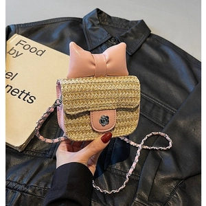 Mini sac en paille fait main avec nœud en cuir rose et bandoulière en chaîne
