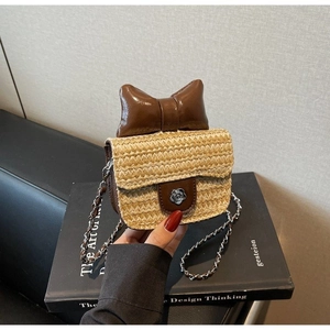 Sac bandoulière enfant en paille tressée avec nœud en cuir brun et fermoir camélia