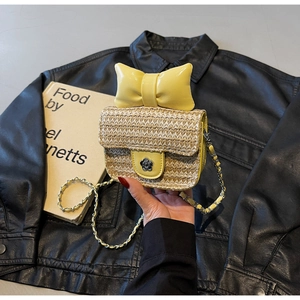Mini sac bandoulière en paille beige avec nœud jaune et fermoir fleur dorée