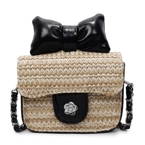 Sac bandoulière en paille tressée pour fille avec grand nœud noir et boucle fleurie chic