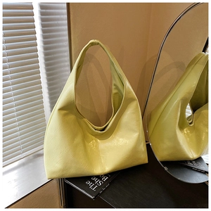 Détail du sac hobo vert avocat en cuir synthétique brillant avec bandoulière sans couture