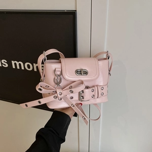 Sac à bandoulière carré rose rétro avec détail de nœud et fermoir argenté