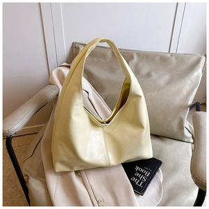 Détails du sac hobo en cuir beige avec coutures raffinées et texture naturelle brillante