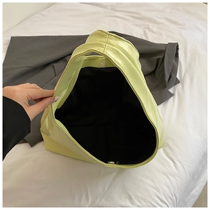 Détail de l'intérieur spacieux d'un sac cabas en similicuir grainé avec bouton aimanté