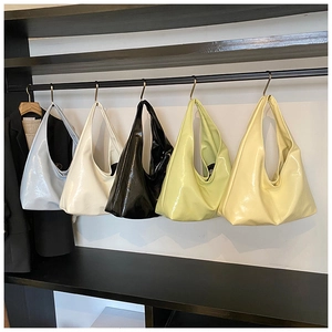 Sacs hobo en cinq couleurs brillantes dont le bleu clair, le noir et le vert citron