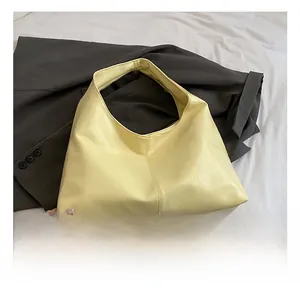 Détails du sac fourre-tout jaune en similicuir avec couture verticale et grain litchi