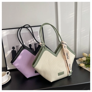 Vue détaillée des sacs cabas en V avec texture plissée verticale et rubans décoratifs