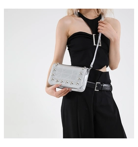 Borsa a tracolla argento metallizzato con borchie punk indossata da una modella