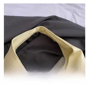 Gros plan sur la poignée large en cuir du sac cabas vintage montrant la texture fine