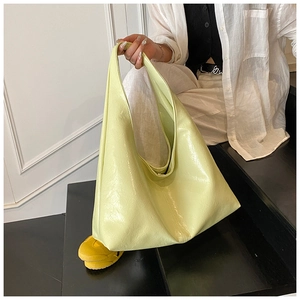 Détail du sac hobo brillant vert clair en similicuir pour les déplacements quotidiens