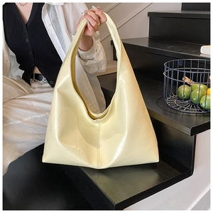 Grand sac cabas jaune clair brillant en similicuir verni pour un usage quotidien chic