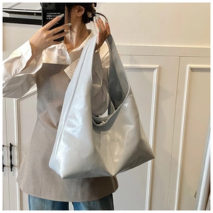 Gros plan détaillé d'un grand sac hobo argenté avec une finition métallique brillante