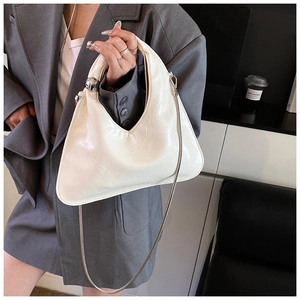 Borsa hobo chic in pelle bianco crema con manico a sfera in metallo e catena a serpente