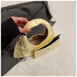 Dettaglio borsa hobo in pelle verniciata giallo chiaro con manico a sfera d'argento