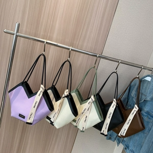 Sac Fourre-Tout Plissé Pour Femmes Grande Capacité En Cuir PU Sac À Épaule Avec Foulard Ouverture En V Chic À Main