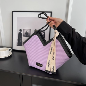 Sac fourre-tout plissé violet avec poignées noires et étiquette de mode, style chic