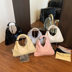 Donna Borsa Tracolla In Pelle PU Lucida Moda Borsa A Mano Pieghettata Con Decorazione Sfera Di Metallo E Tracolla Catena