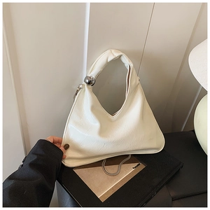 Borsa a spalla triangolare bianca con dettaglio a sfera metallica e ecopelle testurizzata